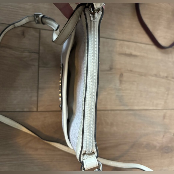 Guess cream off white crossbody bag - Picture 5 of 6